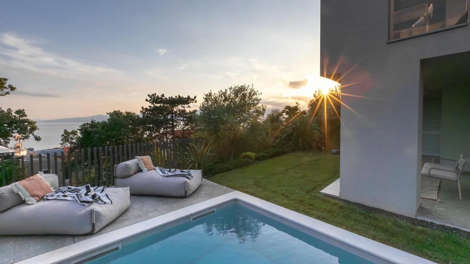 Apartment With Private Pool & Garden Villa Atrio Kostrena
